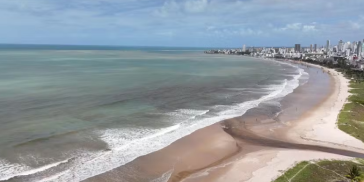 Nova mancha escura surge no mar entre Bessa e Intermares após fortes chuvas
