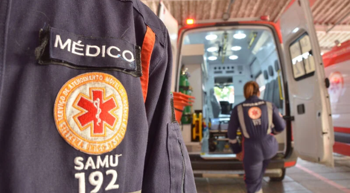 Acidente grave entre carro e moto deixa motociclista ferido na BR-230, em JP