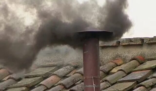 Primeira votação do Conclave tem fumaça preta: não temos ainda um novo papa