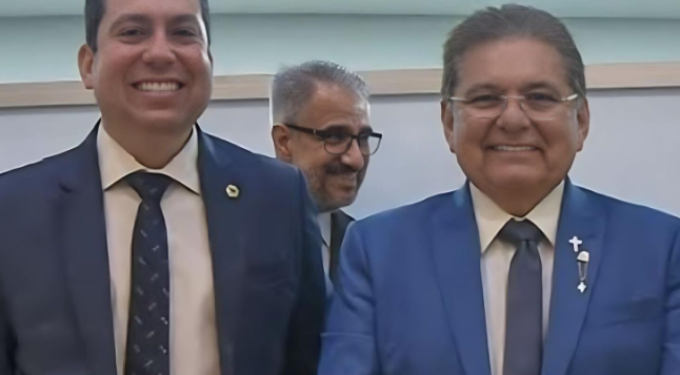 Deputado do PSD anuncia filiação ao Republicanos e apoio a Adriano para 2026