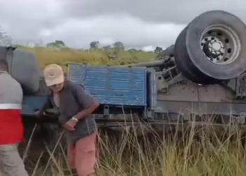 Caminhão tomba e motorista fica preso às ferragens entre Mari e Caldas Brandão