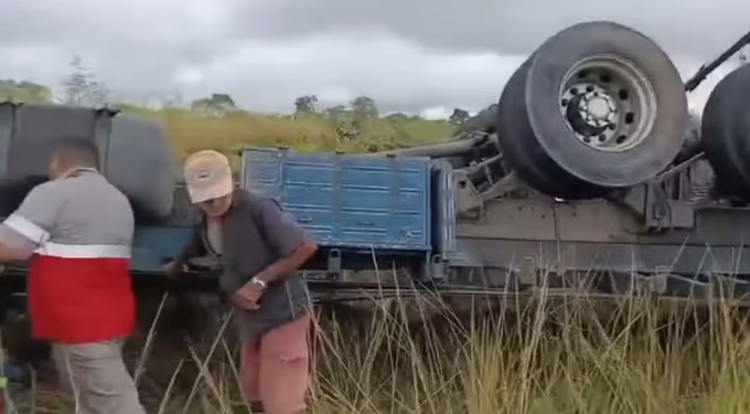Caminhão tomba e motorista fica preso às ferragens entre Mari e Caldas Brandão