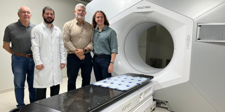 Hospital da FAP apresenta novo Acelerador Linear adquirido com emendas de R$ 8 milhões de Veneziano e Nilda Gondim: “um dia histórico”