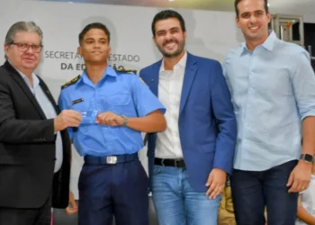 Governador João Azevêdo entrega cartões do Passe Livre Estudantil