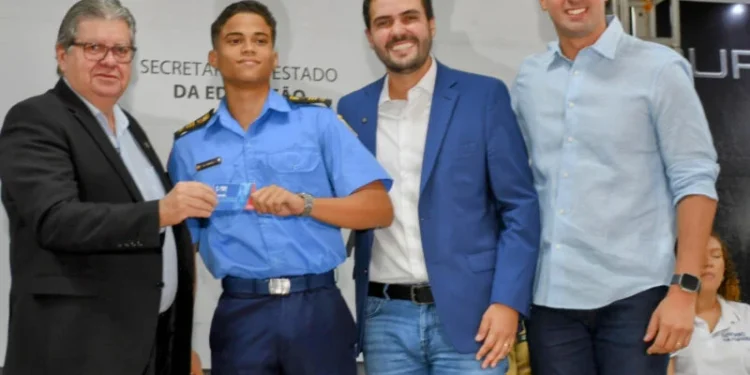 Governador João Azevêdo entrega cartões do Passe Livre Estudantil