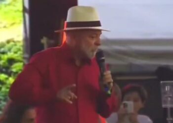Lula critica preço do gás e pensa em linha de crédito para entregadores comprarem motos