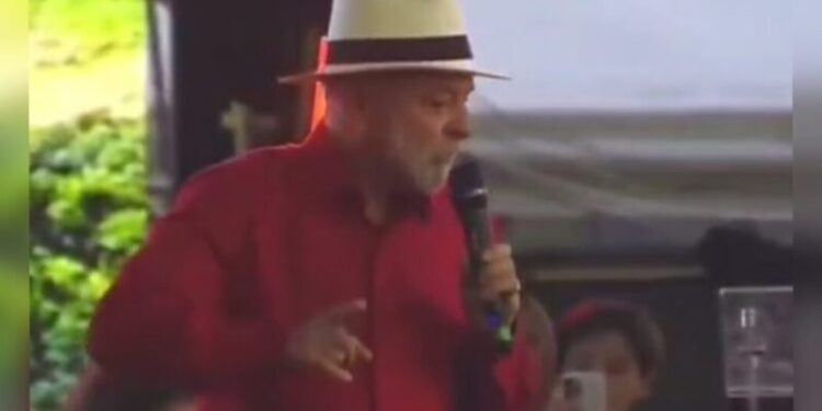 Lula critica preço do gás e pensa em linha de crédito para entregadores comprarem motos