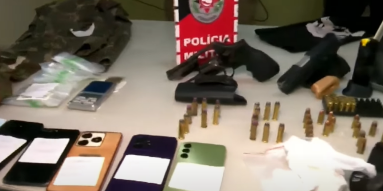 Polícias deflagram operação contra suspeitos de atuar no tráfico de drogas na cidade de Santa Rita