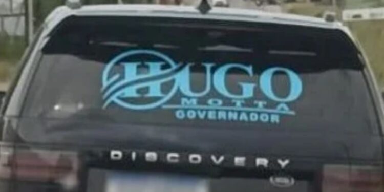 Adesivo com nome de Hugo Motta para governador já circula no Sertão da Paraíba