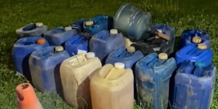 Polícia prende suspeitos de comercialização ilegal de 400L de combustível em Cabedelo