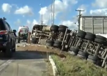 Motorista fica ferido após carreta tombar no km 95 da BR-101, em Alhandra