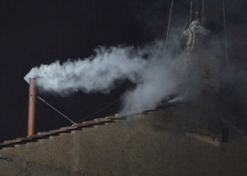 Habemus Papam: fumaça branca sai da chaminé da Capela Sistina, e Igreja Católica elege novo papa
