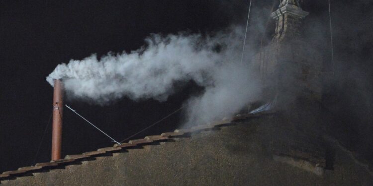 Habemus Papam: fumaça branca sai da chaminé da Capela Sistina, e Igreja Católica elege novo papa