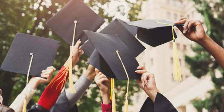 Inscrições para bolsas de estudo no exterior terminam hoje; confere o edital