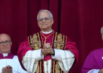 Em seu 1º discurso, Papa Leão XIV pede paz e lembra Francisco: “ajudem a construir pontes”