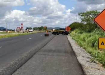 Acidente entre duas motos e carreta deixa um morto e um ferido grave na BR-230, no Sertão