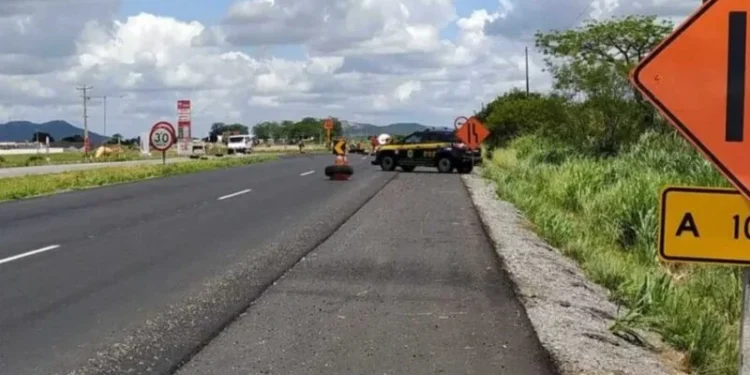 Acidente entre duas motos e carreta deixa um morto e um ferido grave na BR-230, no Sertão