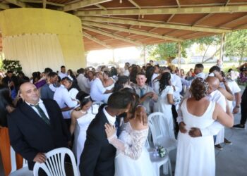 Casamento coletivo celebra sonhos de casais no Residencial Vista Alegre, em João Pessoa