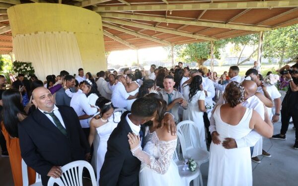 Casamento coletivo celebra sonhos de casais no Residencial Vista Alegre, em João Pessoa