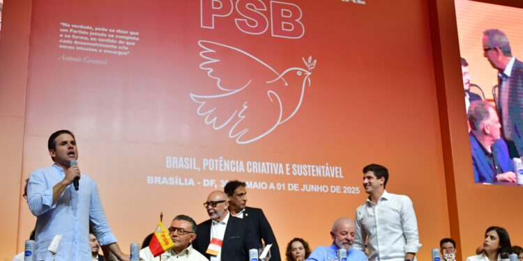 Hugo ouve “sem anistia” em congresso do PSB durante elogio a chegada de João Campos ao comando do PSB