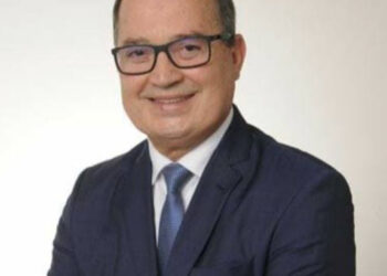 Magno Martins lança livro com minibiografias de 22 governadores