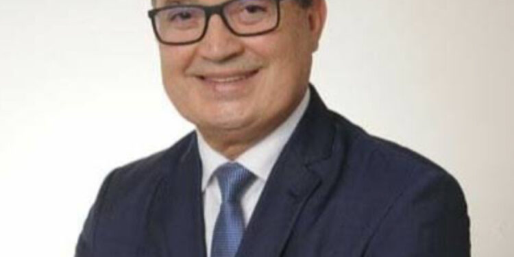 Magno Martins lança livro com minibiografias de 22 governadores