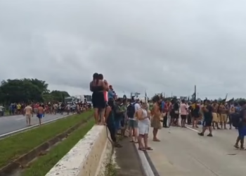 Em protesto, indígenas bloqueiam trecho da BR-101 na cidade de Mamanguape