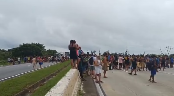 Em protesto, indígenas bloqueiam trecho da BR-101 na cidade de Mamanguape