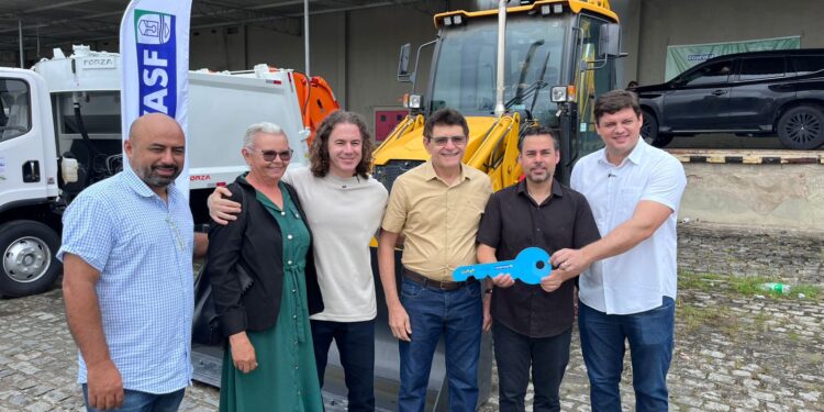 Veneziano entrega mais um conjunto de máquinas e beneficia Barra de Santa Rosa, Parari e Ibiara, em parceria com a Codevasf