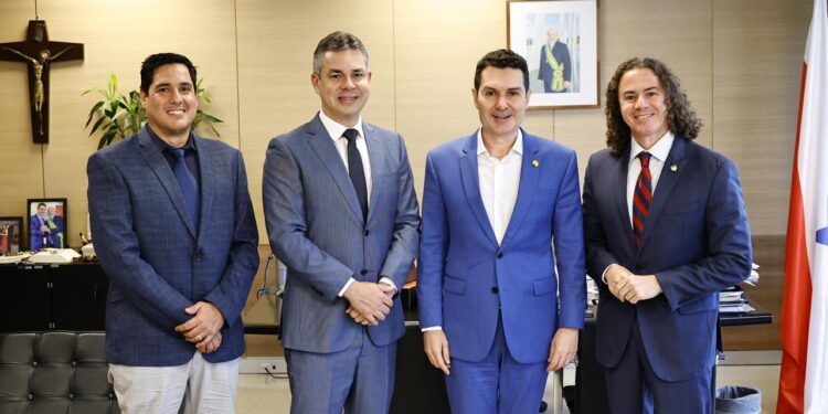 Veneziano acompanha prefeito de Cabedelo em audiência no Ministério das Cidades para tratar de obras de drenagem