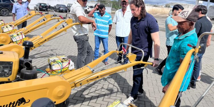 Veneziano entrega máquinas junto com a Codevasf, em benefício direto a agricultores familiares de Campina Grande