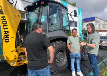Veneziano entrega retroescavadeira e visita obras que tem recursos seus e da ex-Senadora Nilda Gondim em Alagoa Nova