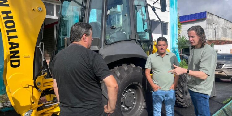 Veneziano entrega retroescavadeira e visita obras que tem recursos seus e da ex-Senadora Nilda Gondim em Alagoa Nova