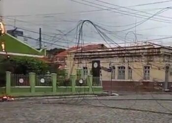 Fios derrubados causam princípio de incêndio em poste na Avenida General Osório, na capital