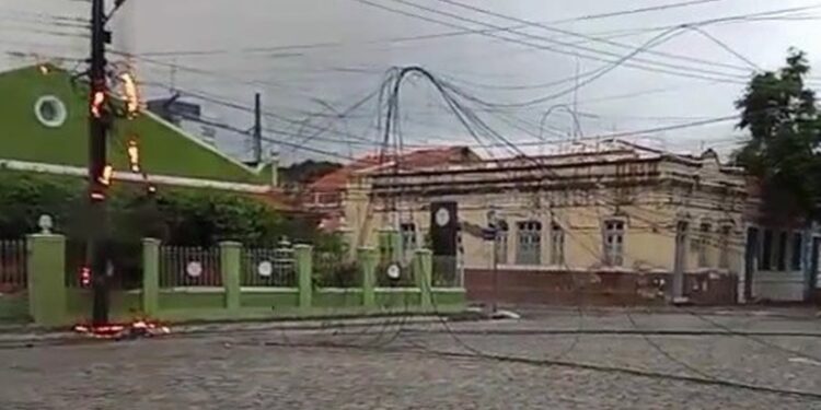 Fios derrubados causam princípio de incêndio em poste na Avenida General Osório, na capital