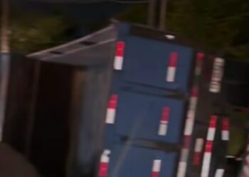 Caminhão carregado de areia tomba e derruba poste em Gramame e trânsito fica lento