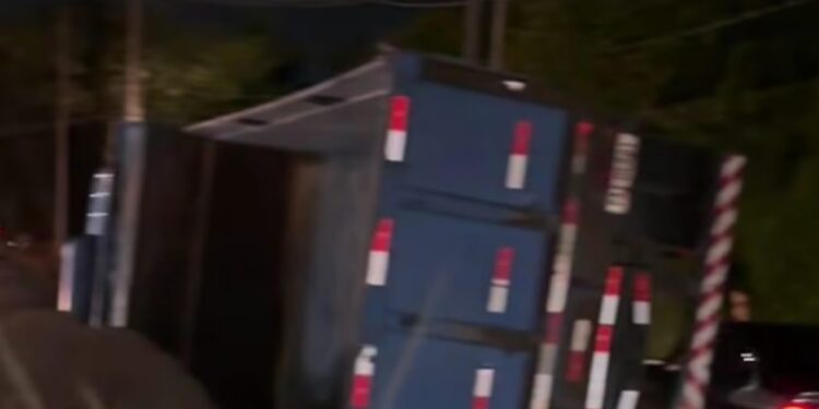 Caminhão carregado de areia tomba e derruba poste em Gramame e trânsito fica lento