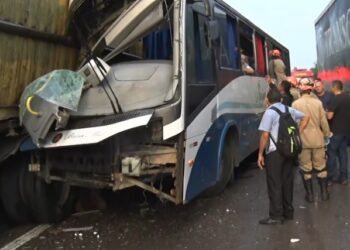 Ônibus bate em caminhão parado em acostamento na BR 230 e deixa um óbito e 5 vítimas com lesões graves