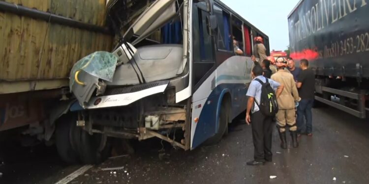 Ônibus bate em caminhão parado em acostamento na BR 230 e deixa um óbito e 5 vítimas com lesões graves