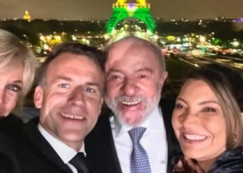 Glamour: Macron publica selfie com Lula diante da Torre Eiffel iluminada de verde e amarelo