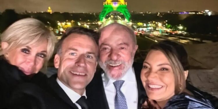 Glamour: Macron publica selfie com Lula diante da Torre Eiffel iluminada de verde e amarelo