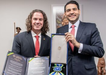 Veneziano recebe a mais alta comenda da AGU pelos seus relevantes serviços como Senador