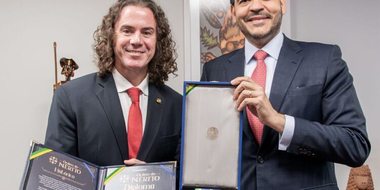 Veneziano recebe a mais alta comenda da AGU pelos seus relevantes serviços como Senador