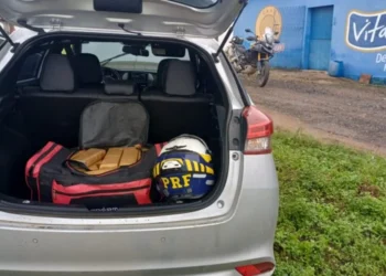 PRF apreende veículo roubado com 30kg de droga em Queimadas