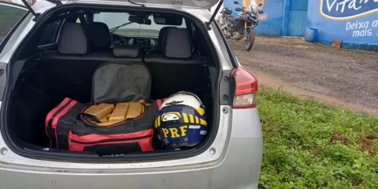 PRF apreende veículo roubado com 30kg de droga em Queimadas