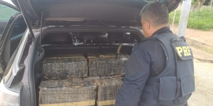 PRF apreende quase 200kg de maconha em veículo abandonado em Mamanguape