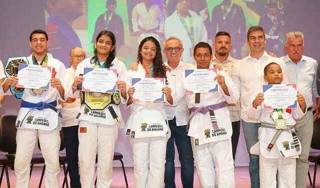 Cícero entrega mais de 350 quimonos a atletas de jiu-jítsu em JP; saiba onde treinar