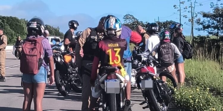 PM e PRF abordam grupo de “rolezinho” durante operação conjunta ontem na BR-101