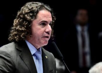 Veneziano atende pipeiros paraibanos e informa repasse de R$ 50 milhões ao Exército