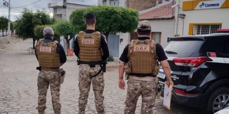 Policial é preso suspeito de envolvimento com grupo criminoso no Sertão da Paraíba